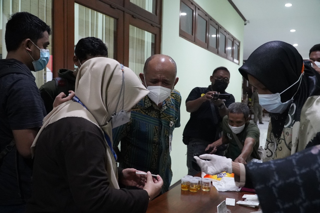 Bupati Jepara saat memeriksa petugas BNN yang memproses tes urine. Foto: masandijepara.com