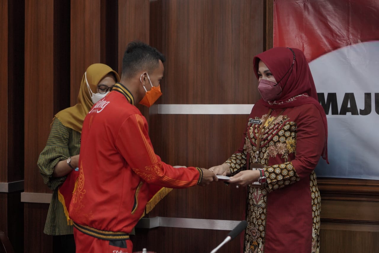 Bupati Klaten, Sri Mulyani saat menyerahkan penghargaan kepada atlet Klaten. Foto: klatenkab.go.id