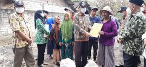 Bupati Rembang, Abdul Hafidz saat menyerahkan bantuan kepada korban kebakaran di Desa Banowan, Kecamatan Sarang. Foto: jatengprov.go.id