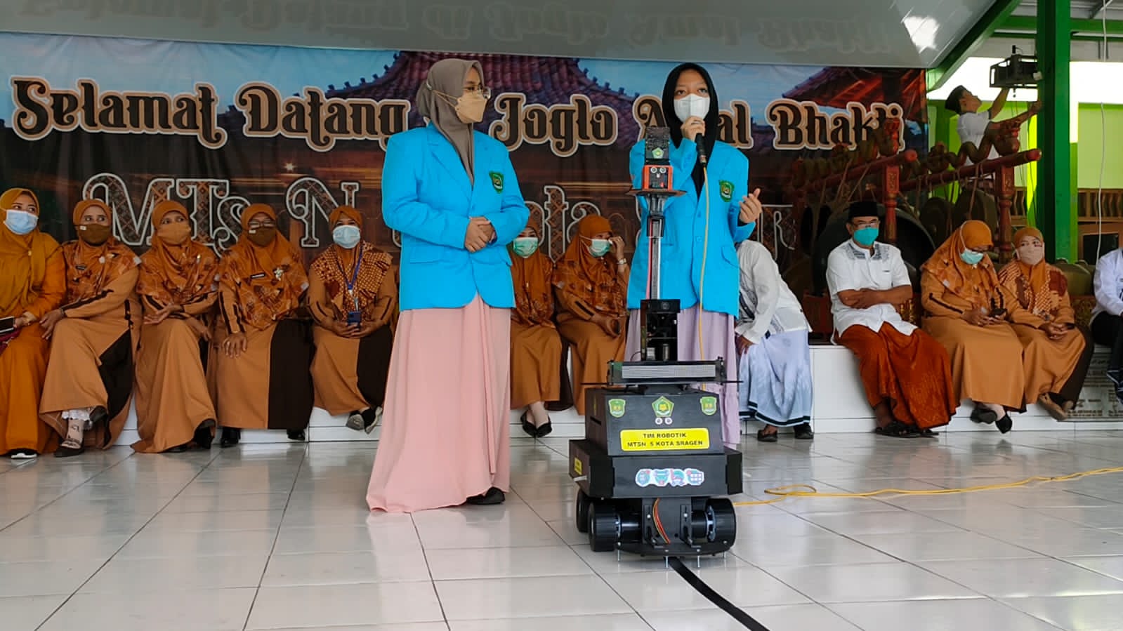 Dua siswi MTsN 5 Sragen, Azizah Alwaristu dan Aishita Yuliana Puspitasari saat memperkanalkan Masbot. Foto: sragenkab.go.id