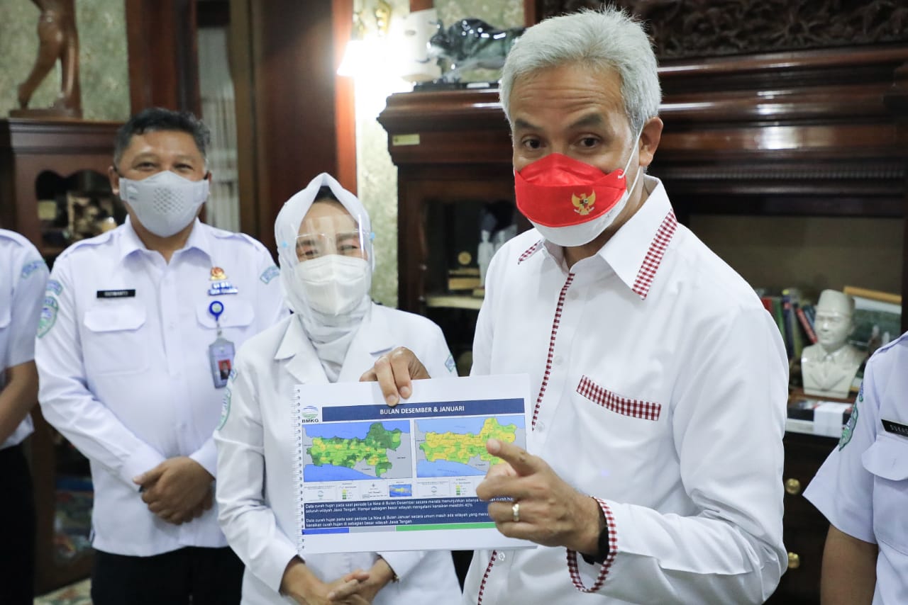 Gubernur Jateng, Ganjar Pranowo saat beraudiensi dengan Kepala BMKG, Dwikorita. Foto: jatengprov.go.id
