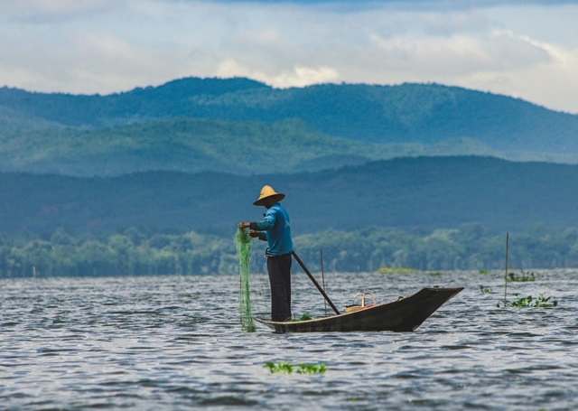 Nelayan sedang melaut. Foto: unsplash.com 