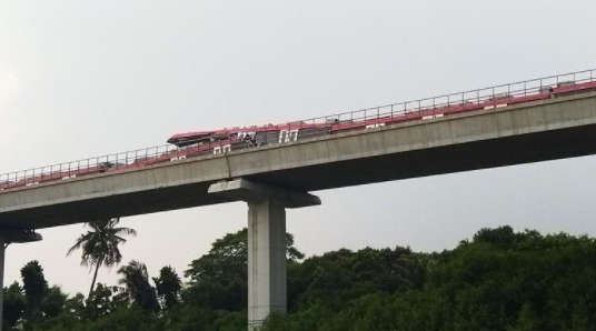 Kereta LRT Jabodetabek tabrakan di Cibubur. Foto: Instagram @kabarcibubur24jam