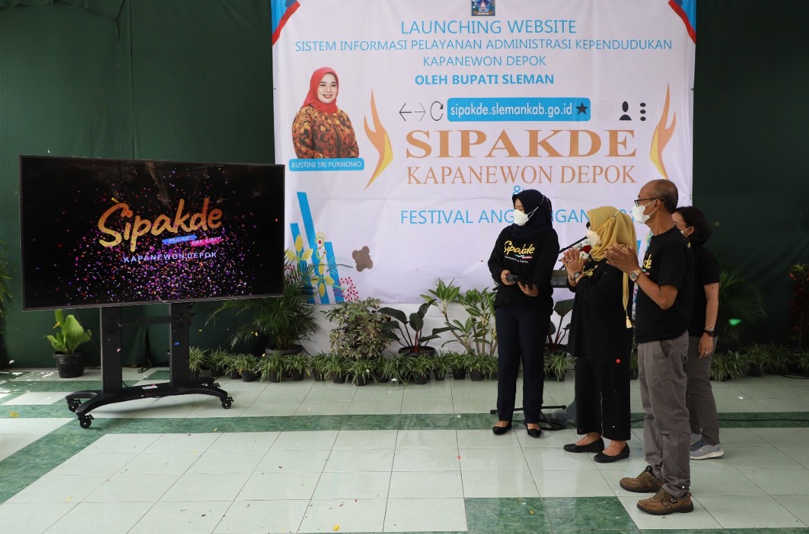 Bupati Sleman, Kustini Sri Purnomo bersama pejabat Kecamatan Depok saat meluncurkan SIPAKDE foto: slemankab.go.id