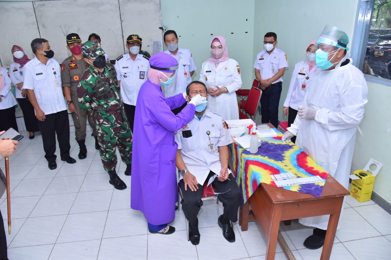 Bupati Sukoharjo, Etik Suryani bersama Forkopimda saat meninjau tes antigen acak. Foto: jatengprov.go.id