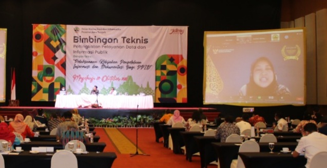 Asisten Komisioner Komisi Informasi Pusat, Siti Azizah pada Bimtek Pelayanan Informasi Publik, di Hotel Artos Magelang. Foto: jatengprov.go.id