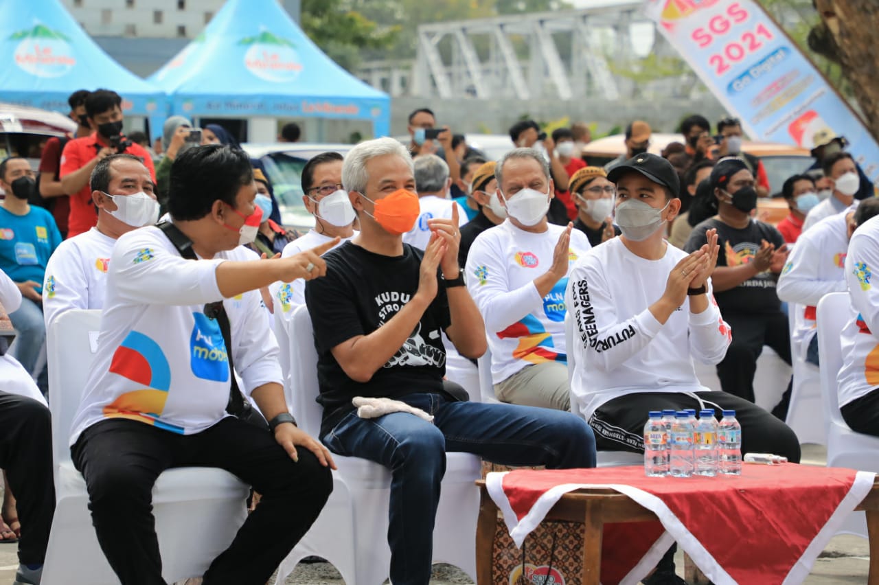 Gubernur Jateng, Ganjar Pranowo bersama Wali Kota Surakarta, Gibran Rakabuming saat penutupan Solo Great Sale 2021. Foto: jatengprov.go.id