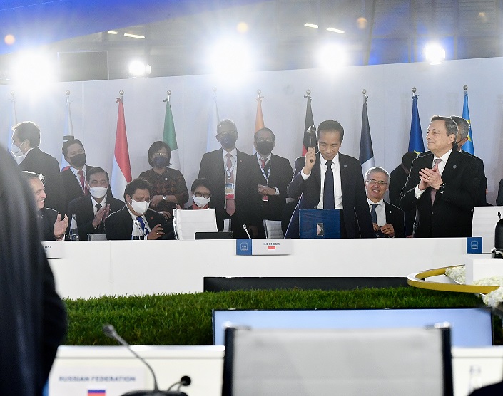 Presiden Joko Widodo menerima Presidensi G20 secara simbolis dari PM Italia pada Penutupan KTT G20 Roma. Foto: BPMI Setpres