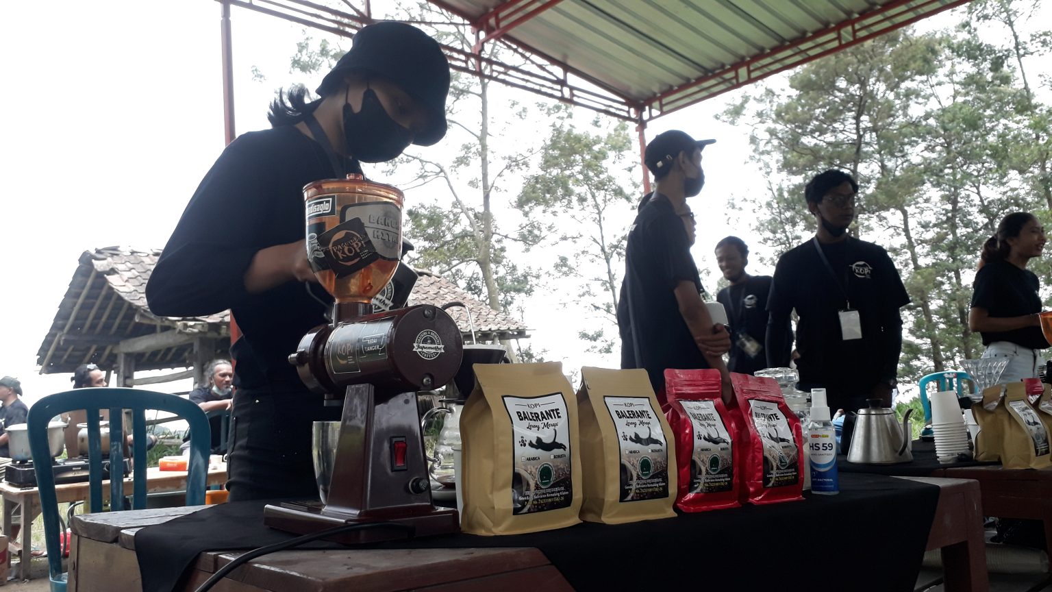 Barista saat roasting kopi lokal Blaerante dalam  Pekan Kopi Balerante di Ekowisata Kalitalang. Foto: Diskominfo Klaten