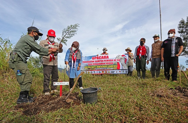 Plh. Bupati Banjarnegara, Syamsudin Bersama Forkopimda saat upacara penanaman pohon. Foto: jatengprov.go.id