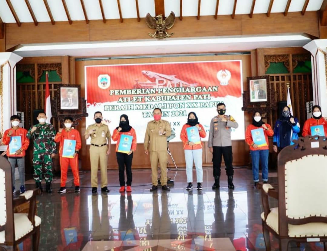 Bupati Pati, Haryanto bersama foropimda saat penyerahan bonus kepada atlet. Foto: Diskominfo Pati