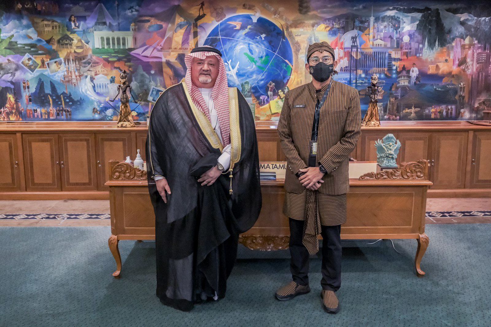 Menparekraf RI, Sandiaga Uno bersama Duta Besar Arab Saudi untuk Indonesia, H.E. Esam A. Abid Althagafi. Foto: kemenparekraf.go.id