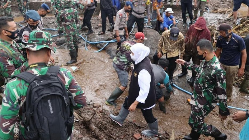 Gubernur Jatim, Khofifah Indar Parawansa (kerudung putih) meninjau lokasi banjir bandang di Kota Batu. Foto:  Instagram @khofifah.ip