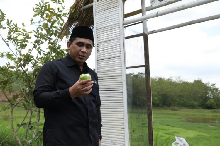 Wakil Gubernur Jawa Tengah, Taj Yasin Maimoen saat meninjau Waduk Tempuran Blora. Foto: Humas Jateng