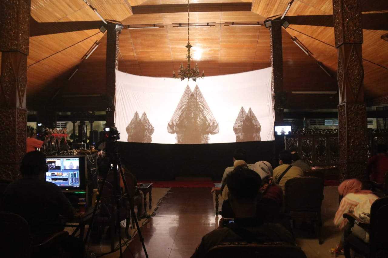 Pementasan Wayang Kulit dalam rangka Memperingati HWN 2021 di Pendoo Rumah Dinas Bupati Bora. Foto: blorakab.go.id