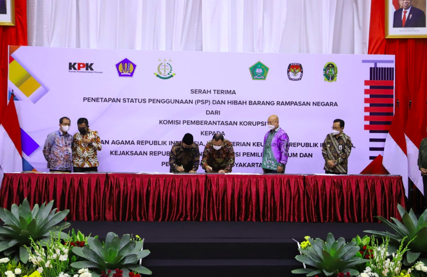 Ketua KPK, Firli Bahuri (kiri) bersama Menag Yaqut Cholil Qoumas (kanan) saat penandatanganan berita acara serah terima hibah,. Foto: Kemenag.go.id