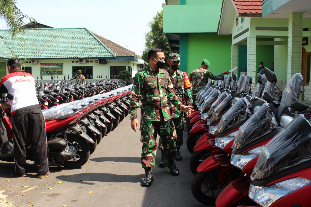 Petugas dari TNI saat meninjau kesiapan motor bantuan dari Pemkab Sukoharjo. Foto: sukoharjokab.go.id
