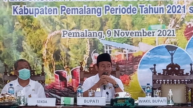 Bupati Pemalang, Mukti Agung Wibowo bersama Sekda saat Acara Temu Kades se-Pemalang. Foto: pemalang.go.id