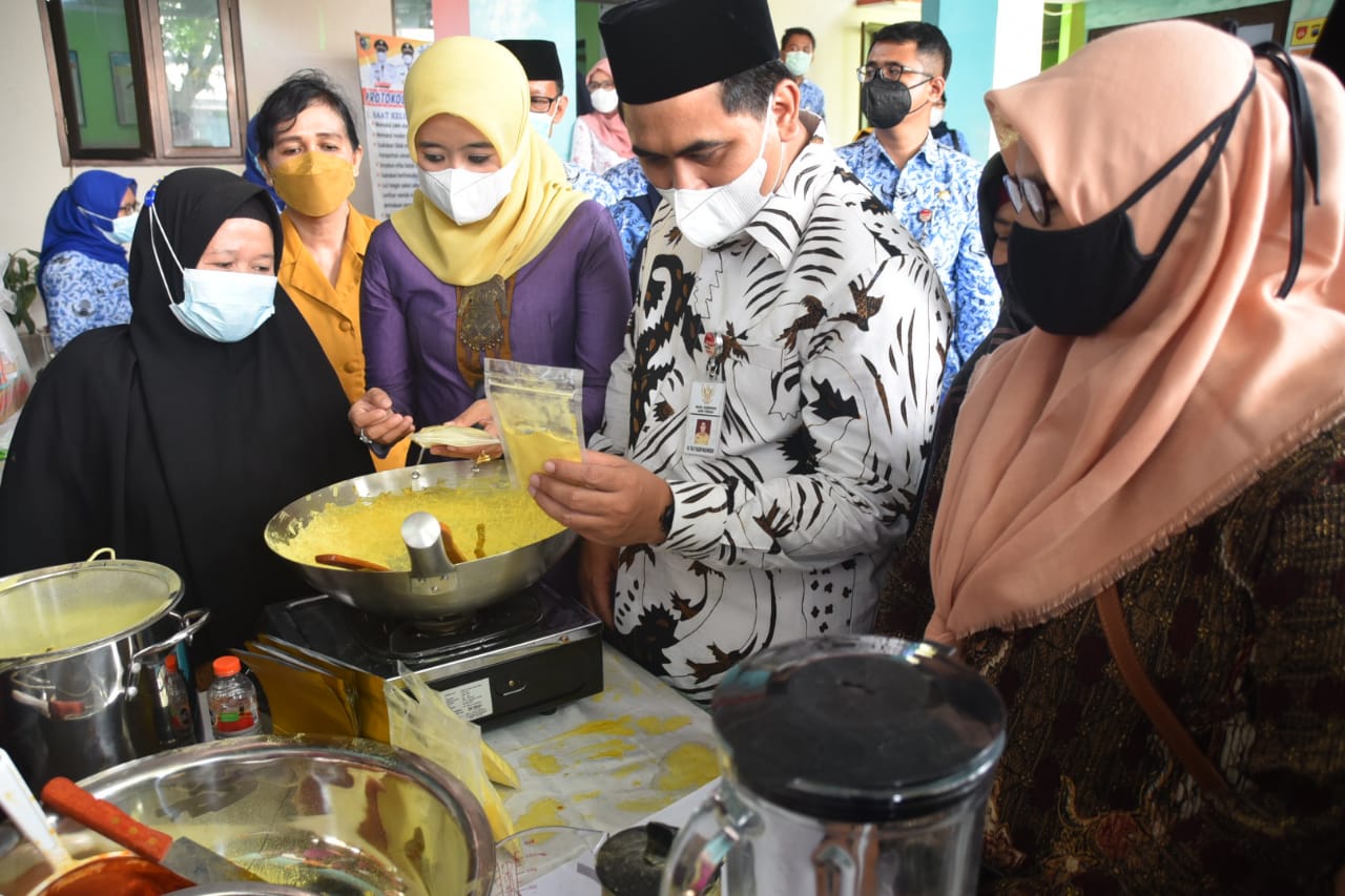 Wakil Gubernur Jateng, Taj Yasin Maimoen, saat menutup pelatihan ekonomi pengolahan kunyit kering, di Balai Desa Kebonbatur. Foto: Humas Jateng