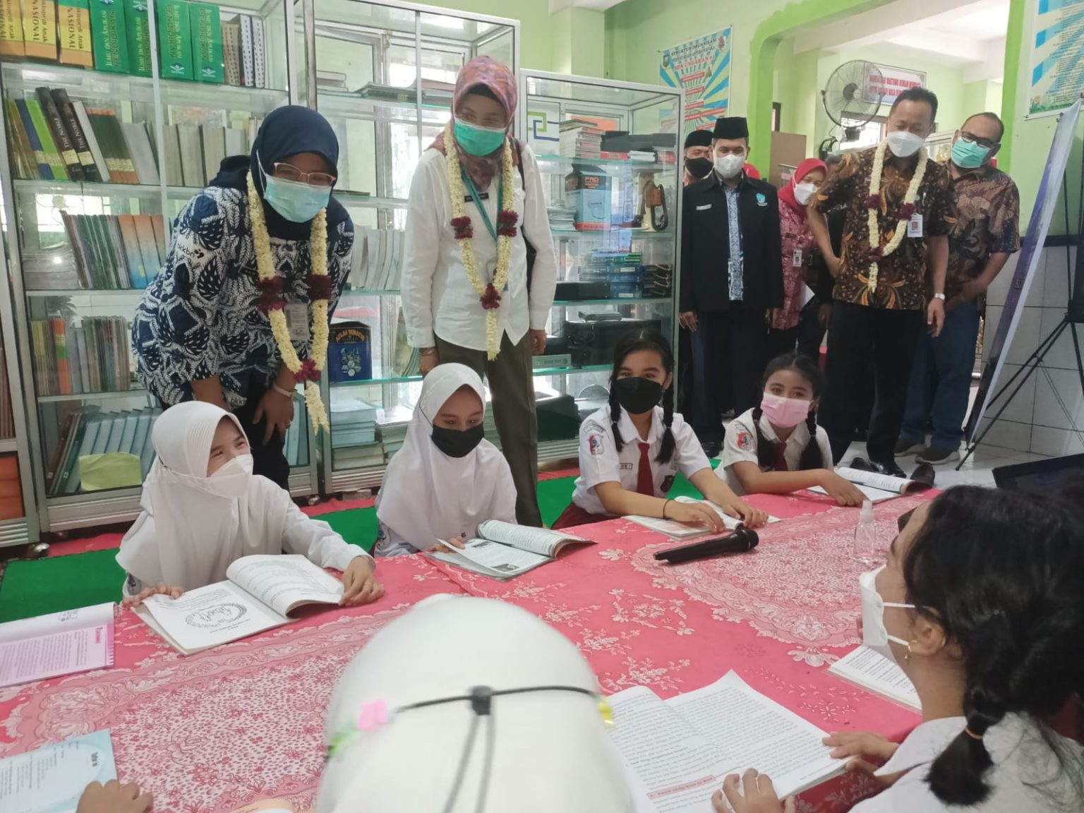 Koordinator Bidang Pengendalian Penduduk BKKBN Jateng, Harlin Is Ambarwati bersama pejabat setempat saat meresmikan SSK di SDN Ungaran 1. Foto: jatengprov.go.id