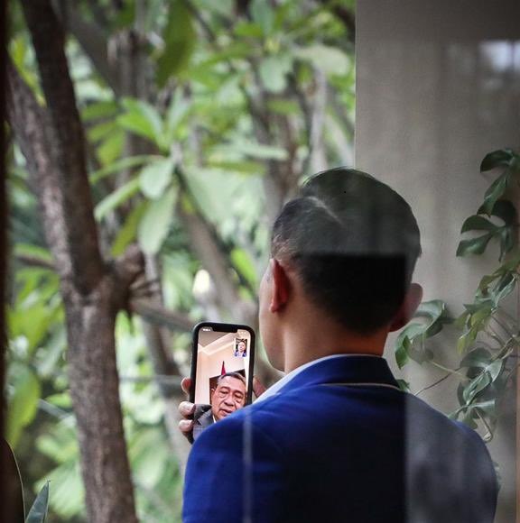 Putra sulung SBY, Agus Harimurti Yudhoyono saat video call dengan SBY. Foto: twitter @AgusYudhoyono