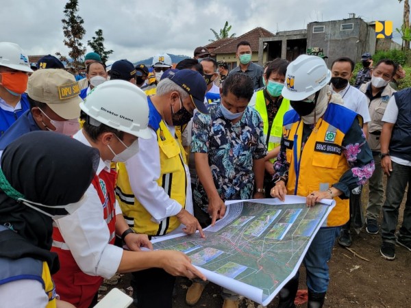 Menteri PUPR, Basuki Hadimuljono bersama pejabat setempat saat meninjau salah satu titik penyebab banjir bandang Kota Batu. Foto: pu.go.id
