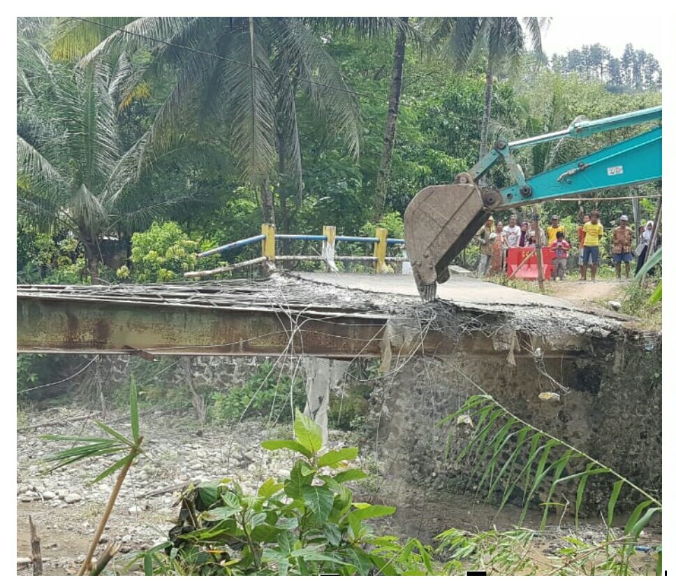 Salah satu alat berat saat meruntuhkan sisi Jembatan Cendana. Foto: twitter @DPUTR_Pemalang