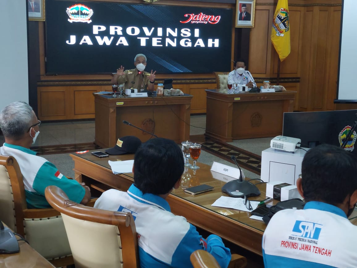 Gubernur Jateng, Ganjar Pranowo saat berdiskusi dengan KSPI terkait usulan upah buruh. Foto: Humas Jateng