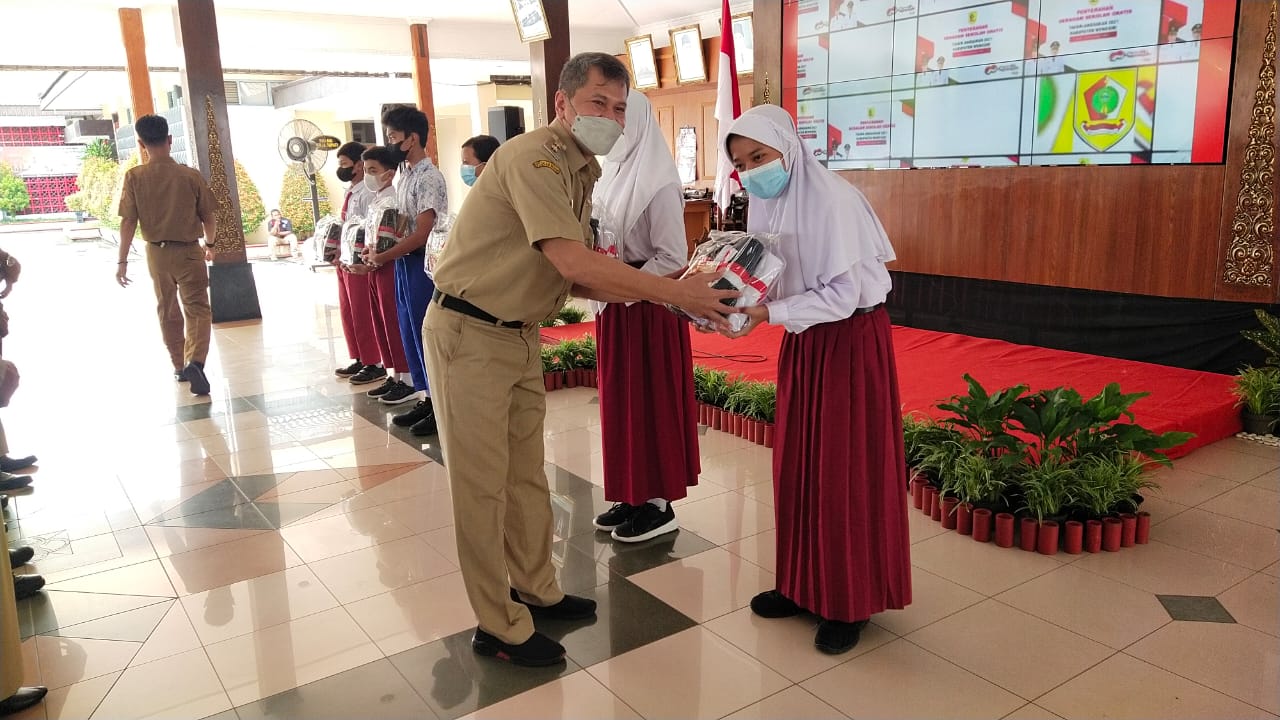 Wakil Bupati Wonogiri, Setyo Sukarno saat menyerahkan secara simbolis bantuan seragam gratis. Foto: jatengprov.go.id