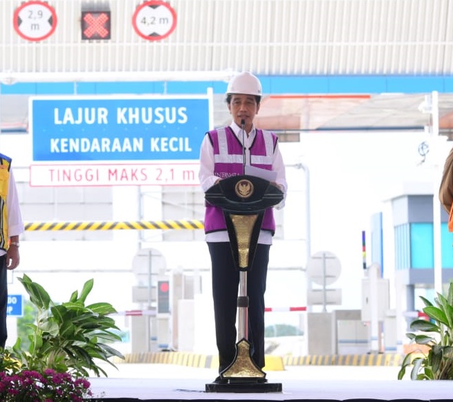 Presiden RI, Joko Widodo saat meresmikan Jalan Tol Serang. Foto: twitter @setkabgoid