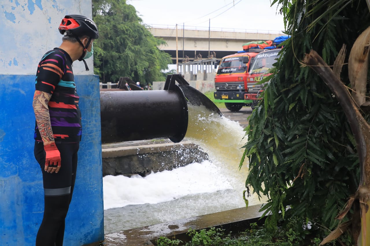 Gubernur Jawa Tengah, Ganjar Pranowo, pada saat meninjau rumah pompa Kota Semarang. Foto: jatengprov.go.id