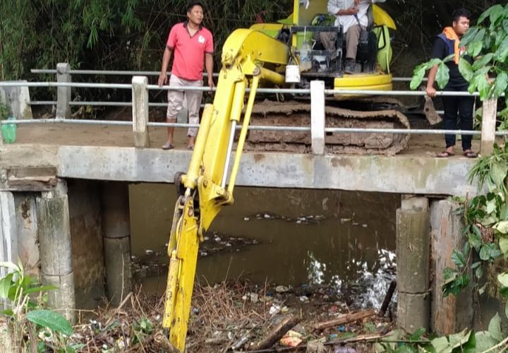 Petugas dibantu warga saat mengangkat sampah dari bawah jembatan Sungai Sidorejo. Foto: rembangkab.go.id