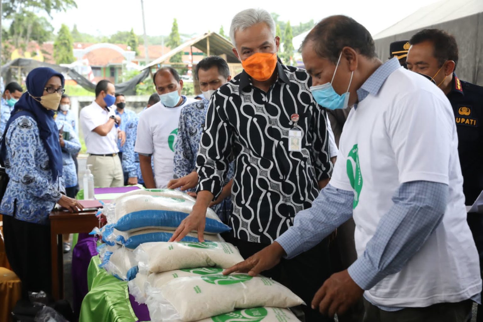 Gubernur Jawa Tengah, Ganjar Pranowo bersama Bupati Cilacap Tatto Suwarto. Foto: jatengprov.go.id