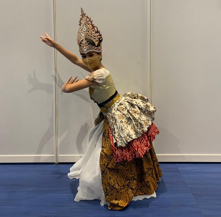 Novita Putri Pranolo, warga Dusun Tanjung, Desa Wukirsari sebelum tampil di World Expo 2020. Foto: Istimewa/Novi