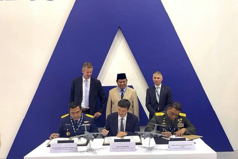 Menhan, Prabowo Subianto bersama pejabat negara lainnya saat menandatangai pemesanan pesawat dalam Dubai Airshow 2021. Foto: Airbus Defence