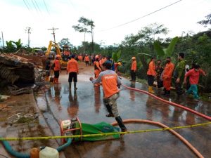 Petugas BPBP Banjarnegara saat mengevakuasi material longsor di Kecamatan Pagentan. Foto: bpbd.banjarnegarakab.go.id