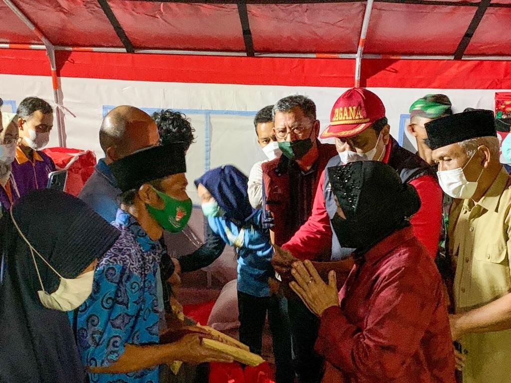Mensos RI, Tri Rismaharini saat mendistribusikan santunan ke ahli waris korban longsor Pagentan. Foto: twitter @bpbdbanjrnegara