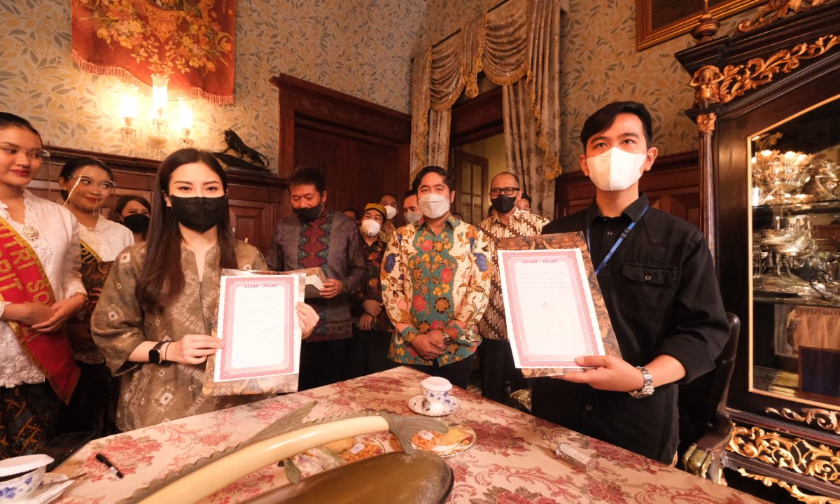 Wali Kota Surakarta, Gibran Rakabuming bersama Wamenparekraf RI, Angela Tanoesoedibjo saat peresmian Indonesia Wellness Institute dan Inisiatif Pariwisata Wellness Indonesia. Foto: jatengprov.go.id