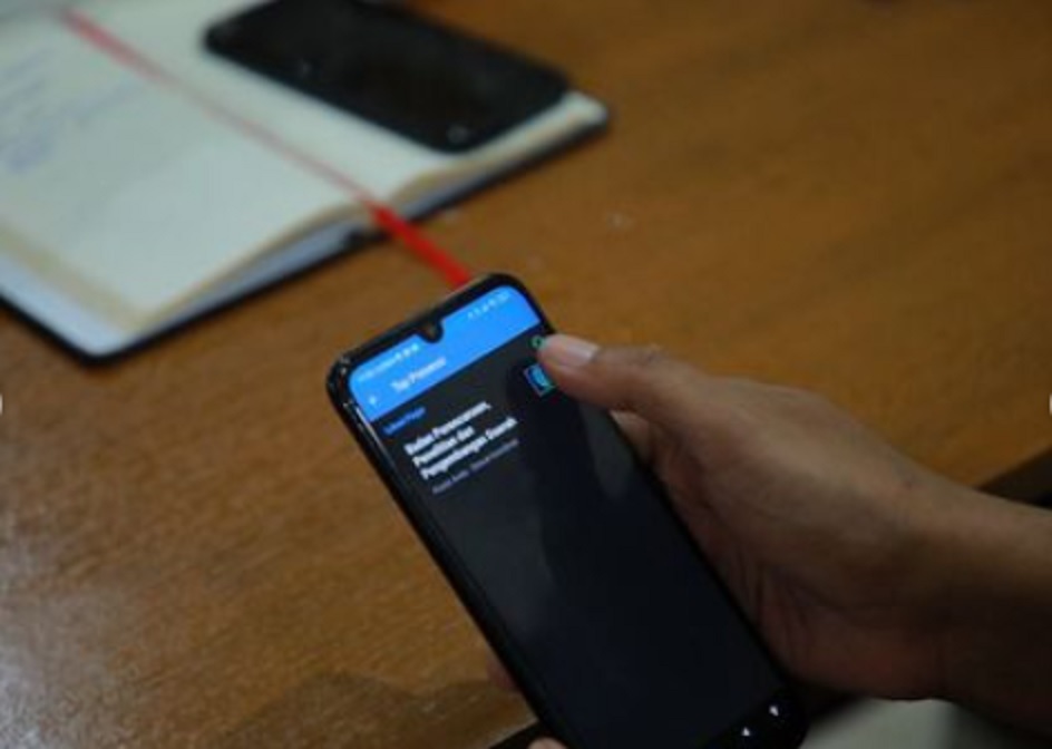 Salah satu ASN Pemkab Klaten saat melakukan absensi dengan Aplikasi Saenaga. Foto: Instagram @humaskabklaten