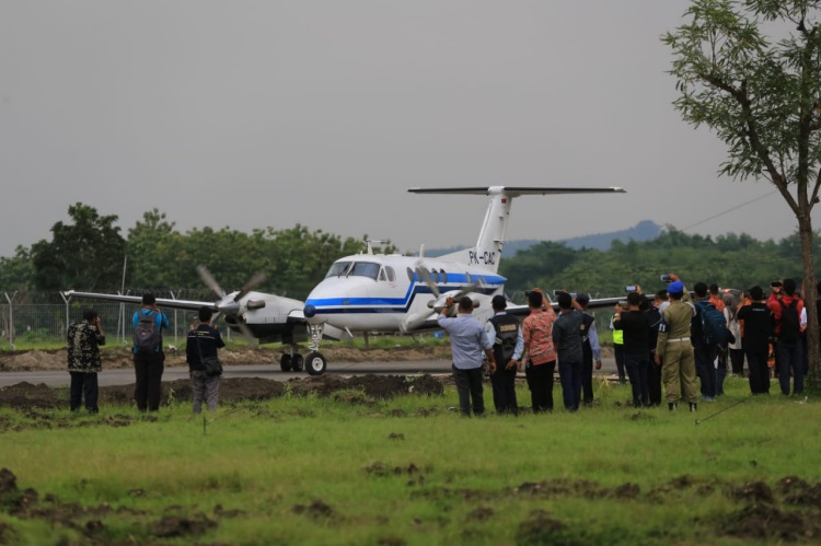 Pesawat berjenis ATR saat akan lepas landas dari Bandara Ngloram. Foto: jatengprov.go.id