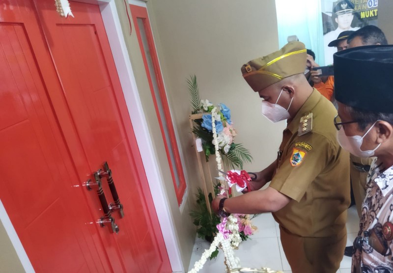 Bupati Pemalang, Mukti Agung Wibowo saat meresmikan Gedung Sekretariat PGRI Cabang Belik. Foto: pemalangkab.go.id