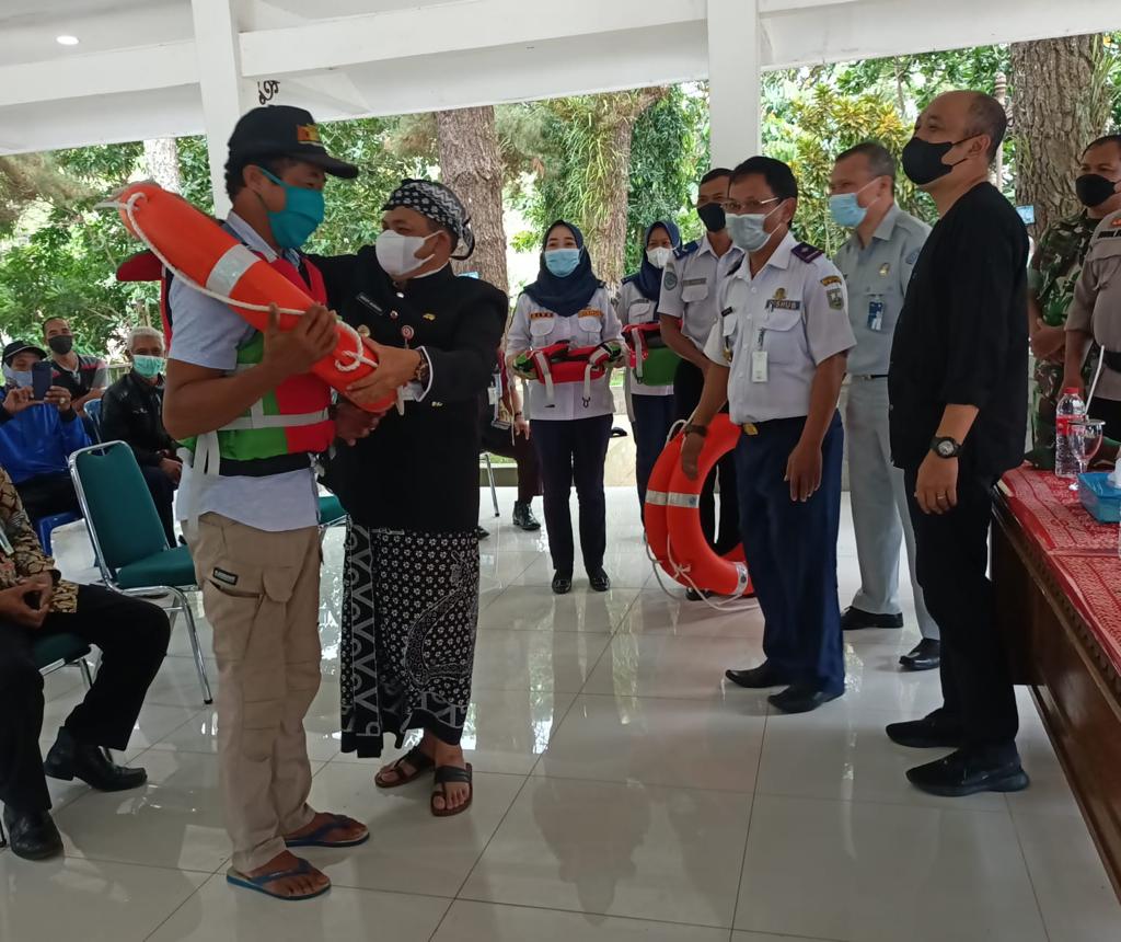 Prosesi seremoni penyerahan bantuan alat keselamatan pelampung untuk Rawa Pening. Foto: jatengprov.go.id