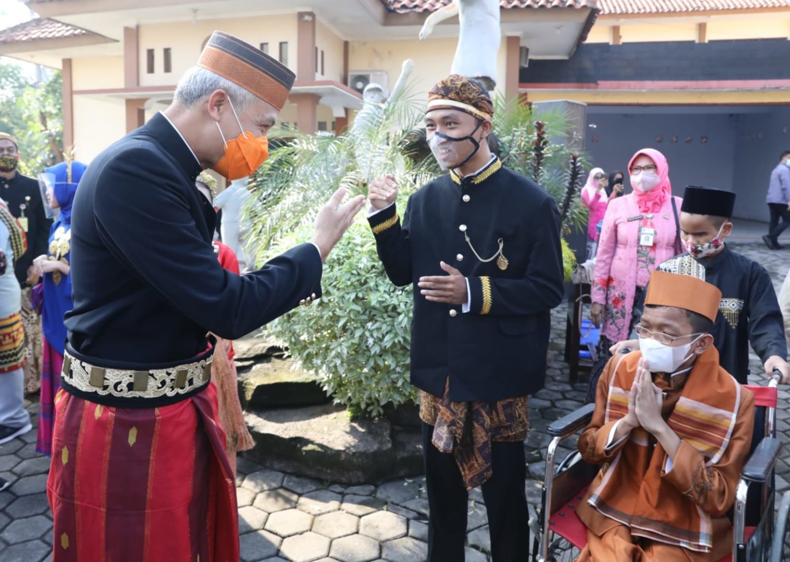 Gubernur Jateng, Ganjar Pranowo saat upacara peringatan Hari Guru Nasional di SLB Negeri Semarang. Foto: jatengprov.go.id