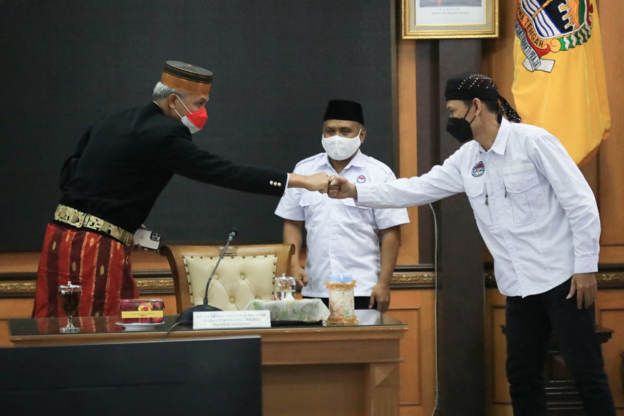 Gubernur Jateng, Ganjar Pranowo saat menemui Federasi Kesatuan Serikat Pekerja Nasional (FKSPN). Foto: Humas Jateng