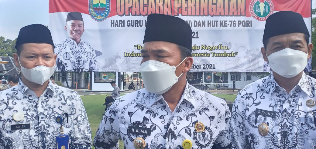 Bupati Batang, Wihaji didampingi pejabat daerah saat upacara peringatan Hari Guru Nasional dan HUT ke-76 PGRI. Foto: jatengprov.go.id