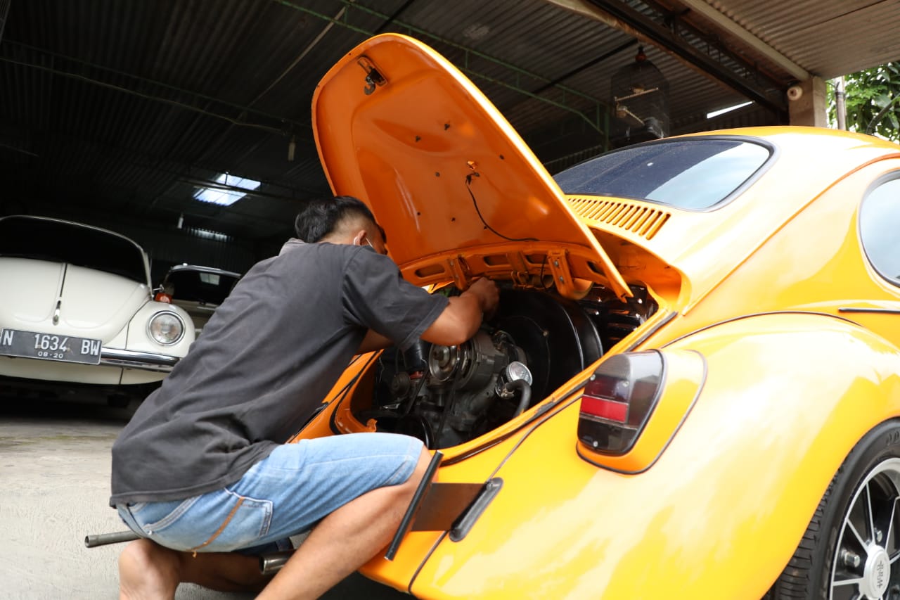 Pemilik bengkel restorasi VW Sukoharjo, Dhadang Baskoro. Foto: jatengprov.go.id