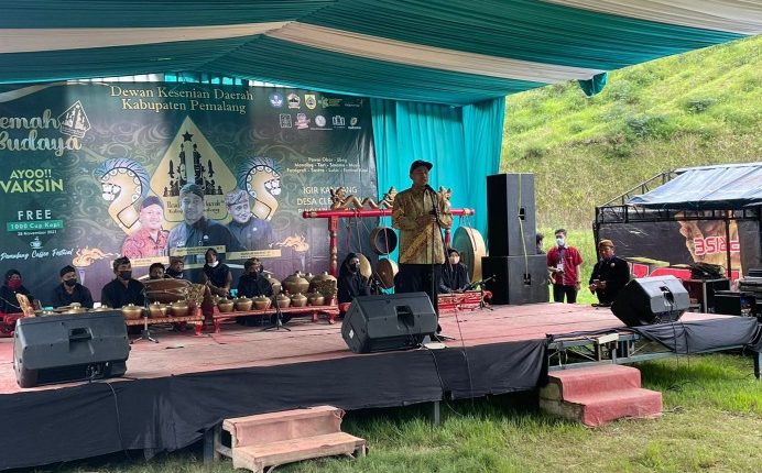 Bupati Pemalang, Mukti Agung Wibowo saat membuak gelaran Kemah Budaya di Puloari. Foto: pemalangkab.go.id
