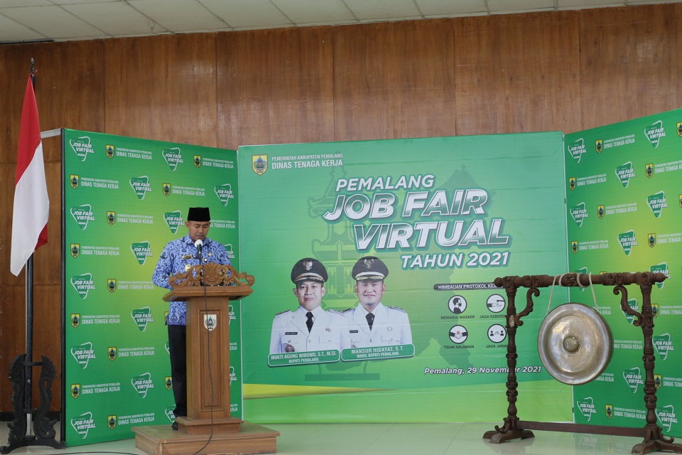 Bupati Pemalang, Mukti Agung Wibowo saat meresmikan Job Fair 2021. Foto: Pemalangkab.go.id