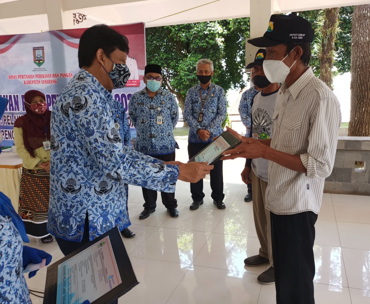 Pejabat Pemkab Semarang saat menyerahkan secara simbolis asuransi untuk nelayan Rawa Pening. Foto: Diskominfo Kab. Semarang