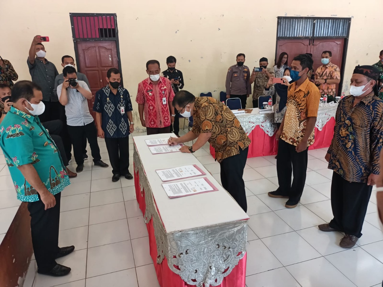 Bupati Semarang, Ngesti Nugraha di sela-sela pendatanganan kerja sama panitia seleksi perangkat desa tahap II bersama Universitas Kristen Satya Wacana. Foto: jatengprov.go.id